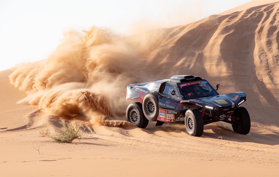 Francuski kierowca Christian Lavieille kieruje swoim MD Optimusem podczas 5. etapu Rajdu Dakar 2024 z Al Hofuf do Shubaytah w Arabii Saudyjskiej / autor: PAP/EPA/Gerard Laurenssen