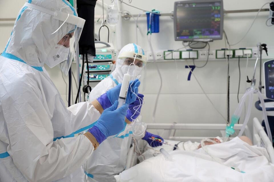 Personel medyczny przy łóżku pacjenta z COVID-19 / autor: PAP/Leszek Szymański