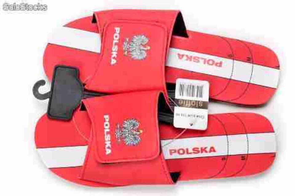 "Rekwizyty" dla kibica - biało-czerwone klapki