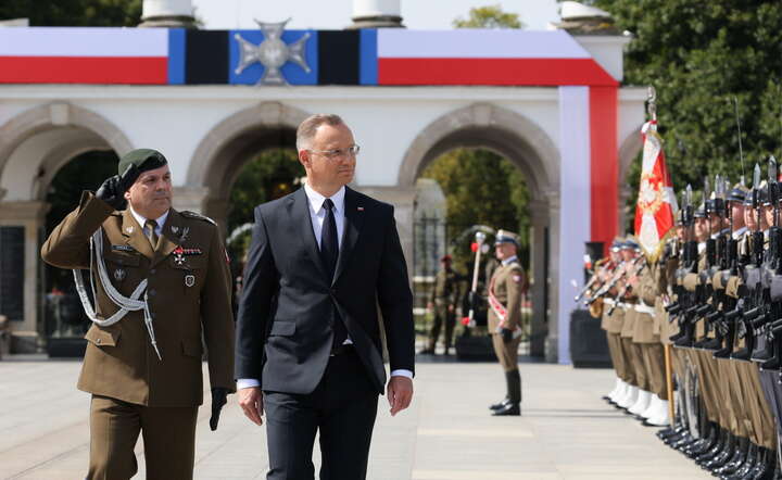 rezydent RP Andrzej Duda (C) i szef Sztabu Generalnego Wojska Polskiego gen. Wiesław Kukuła (L) na uroczystej zmianie posterunku honorowego przed Grobem Nieznanego Żołnierza w Warszawie / autor: PAP/Paweł Supernak