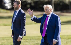 Na zdjęciu Donald Trump idzie przez trawnik na terenie Białego Domu / autor: PAP/EPA