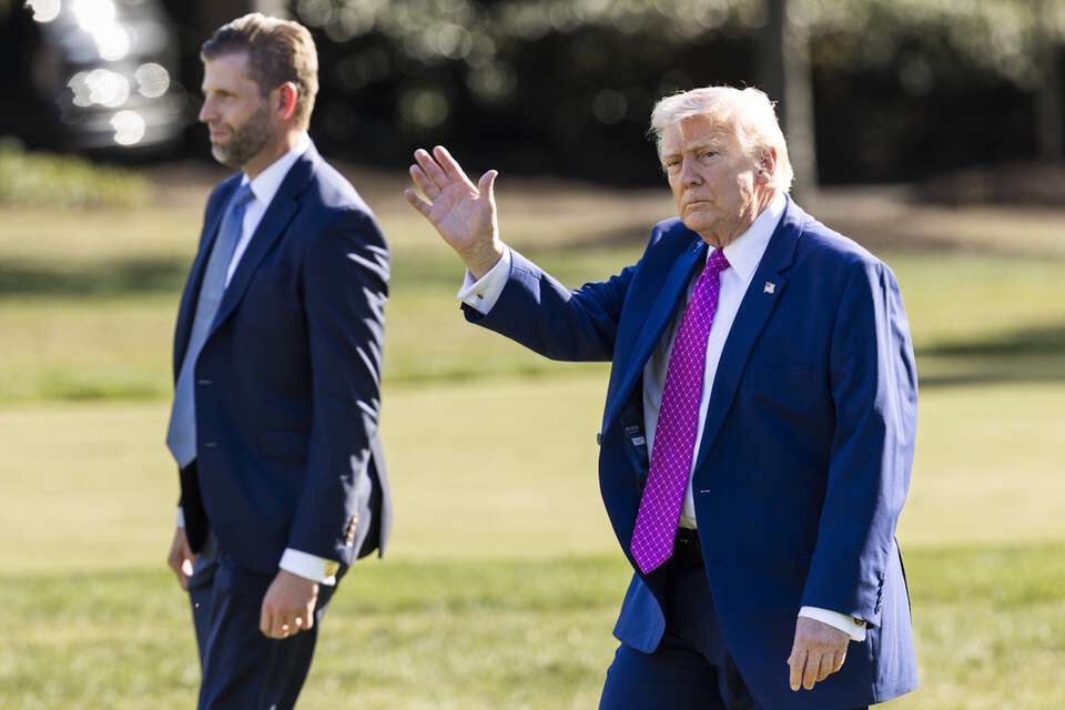 Na zdjęciu Donald Trump idzie przez trawnik na terenie Białego Domu / autor: PAP/EPA