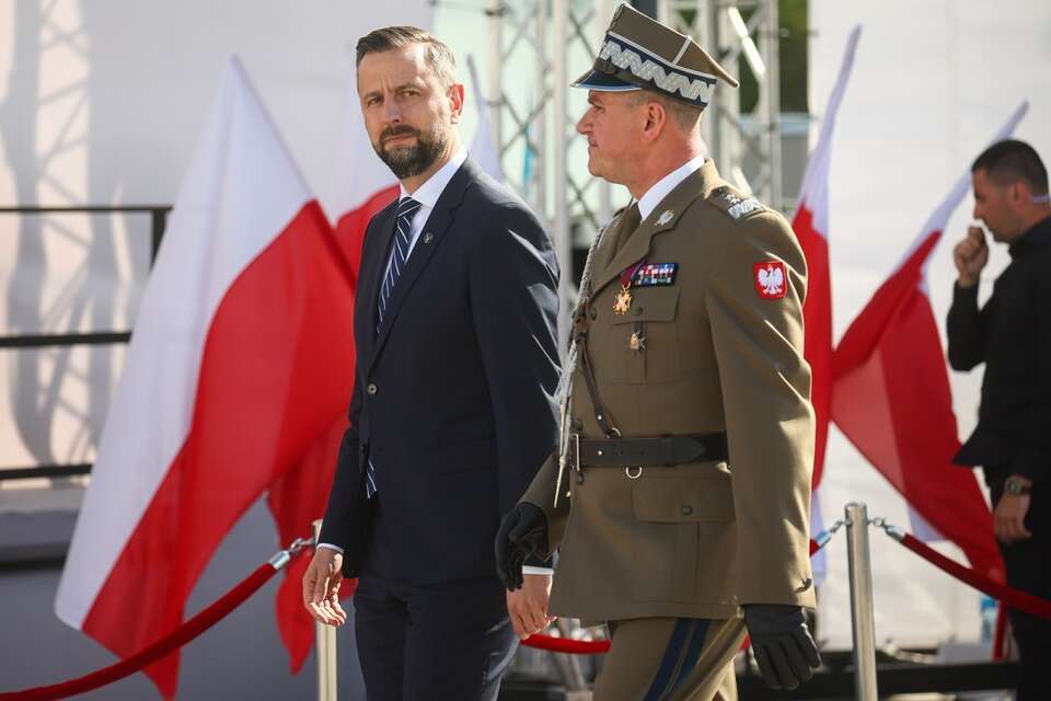 Wicepremier, szef MON i prezes PSL Władysław Kosiniak-Kamysz w oczekiwaniu na uroczystość przejęcia zwierzchnictwa nad Siłami Zbrojnymi RP przez prezydenta Karola Nawrockiego / autor: PAP/Leszek Szymański