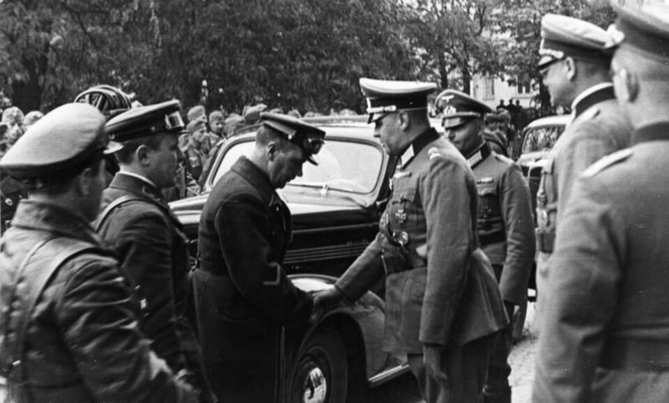 Handshake of officers of the Wehrmacht and the Soviet Army in Lublin (Poland) 1939 / autor: Wikipedia/Free Commons