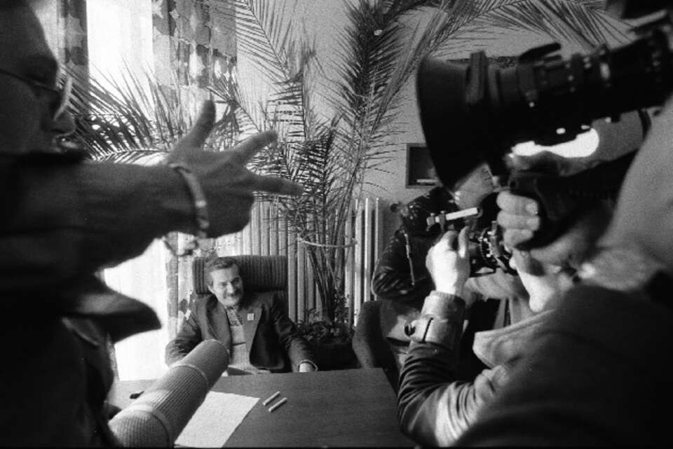 Na zdjęciu archiwalnym autorstwa Janusza Uklejewskiego z 07.10.1980. Lech Wałęsa udziela wywiadu podczas strajku ostrzegawczego w Gdańsku. Fot. PAP