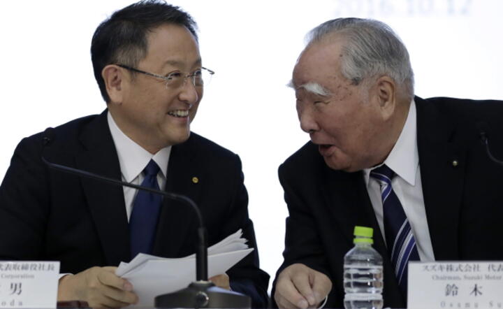 Akio Toyoda, szef Toyota Motor i prezes Suzuki Motor Osamu Suzuki, fot. PAP/EPA