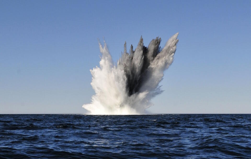 Eksplozja miny morskiej / autor: wikimedia.commons: U.S. Navy/https://upload.wikimedia.org/wikipedia/commons/0/09/Explosion_of_WWII_mine_in_the_Baltic_Sea_in_2014.JPG