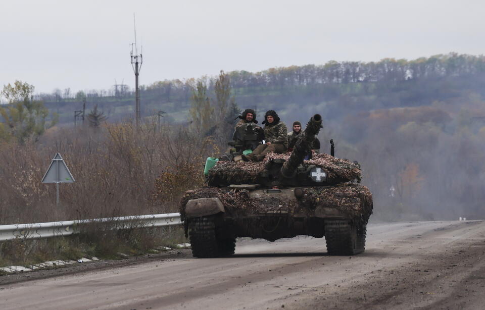 Zdjęcie ilustracyjne/ Ukraińscy żołnierze jadący czołgiem w okolicach Bachmutu w obwodzie donieckim / autor: PAP/EPA/STR