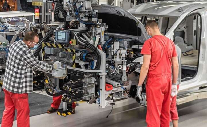 Linia produkcyjna aut dostawczych w fabryce VW we Wrześni / autor: materiały prasowe https://www.volkswagen-poznan.pl/