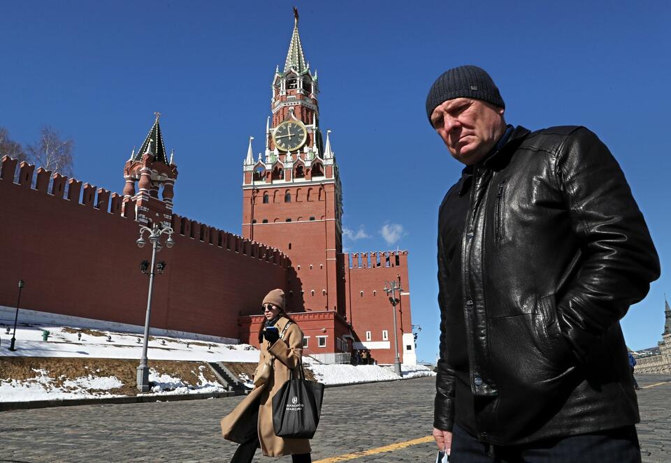 Przechodzień obok Kremla, Moskwa, w tych dniach / autor: PAP/EPA
