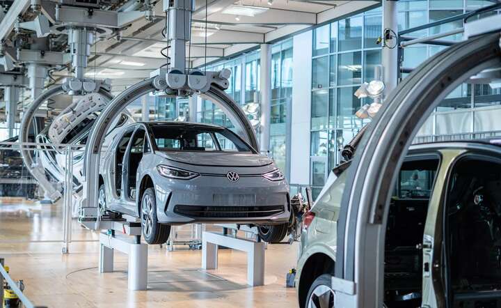 Słynna szklanafabryka Grupy Volkswagen w Dreźnie / autor:  vw.de – materiały prasowe