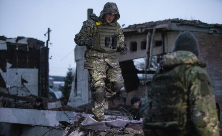 Ukraińscy wojskowi eksperci od materiałów wybuchowych pracują 15 grudnia w miejscu wybuchu rosyjskiej rakiety w Charkowie / autor: PAP/Eugene Titov