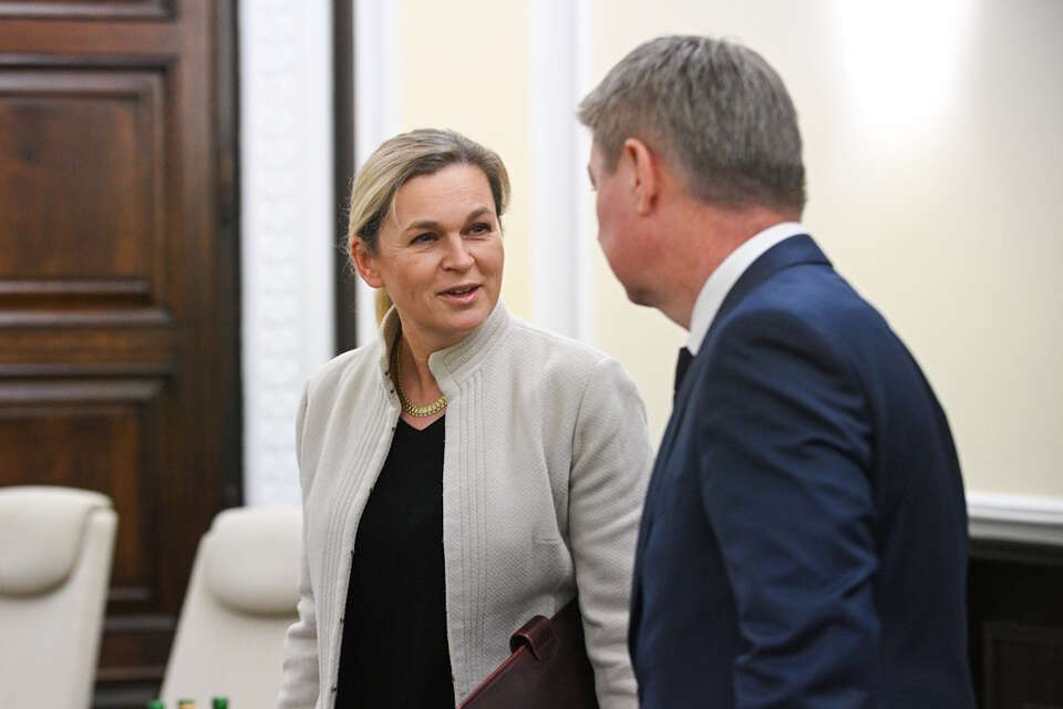 Nauczycielka wyrzuciła krzyż do kosza. Nowacka reaguje ws. skandalu w Kielnie. "Każdy ma prawo do poszanowania godności swojej wiary". Na zdjęciu Barbara Nowacka / autor: PAP/Marcin Obara