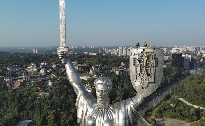 Prace przy pomniku w Kijowie / autor: PAP/EPA