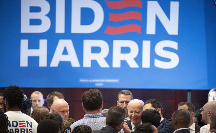 Prezydent Joe Biden ze zwolennikami / autor: PAP/EPA/EDWARD M. PIO RODA