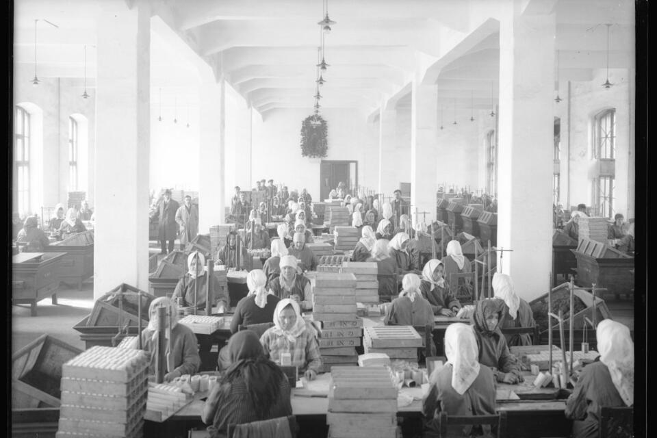  Fabryka tytoniu. Wnętrze hali produkcyjnych rok. 1929 / autor: Narodowe Archiwum Cyfrowe/ Domena publiczna