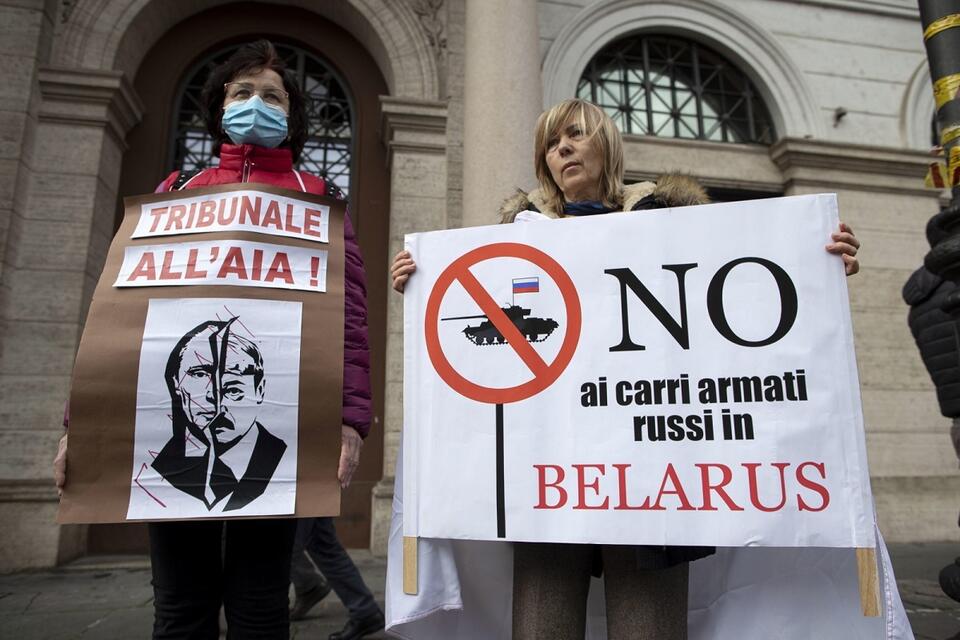 Cały świat protestuje przeciwko agresji Putina na Ukrainę. Na zdj. demonstracja we Włoszech / autor: PAP/EPA