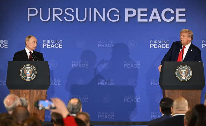 Prezydent USA Donald Trump (P) i prezydent Rosji Władimir Putin na konferencji prasowej po spotkaniu / autor: PAP/ EPA/SERGEY BOBYLEV/SPUTNIK/KREMLIN POOL