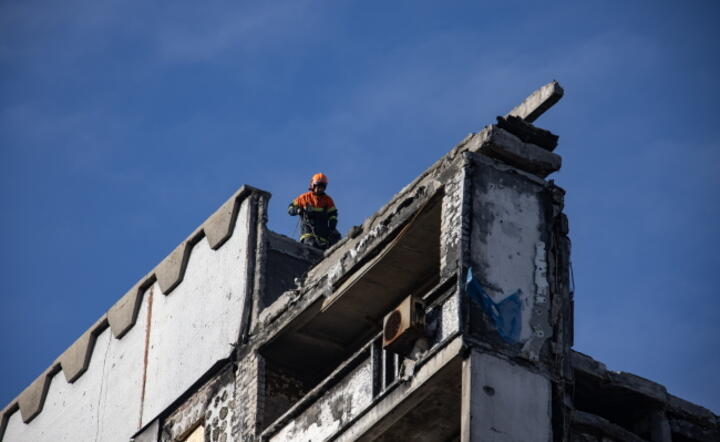 Ratownicy uczestniczą w pracach naprawczych 9-piętrowego budynku mieszkalnego, 25 bm w Charkowie.  / autor: PAP/Eugene Titov