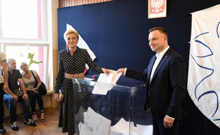 Prezydent Andrzej Duda wraz z pierwszą damą Agatą Kornhauser-Dudą głosowali w lokalu wyborczym w szkole podstawowej nr 109 w Krakowie / autor: PAP/Jacek Bednarczyk