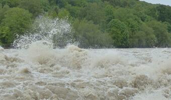 Powodzie w Karpatach: krytyczna sytuacja [VIDEO]