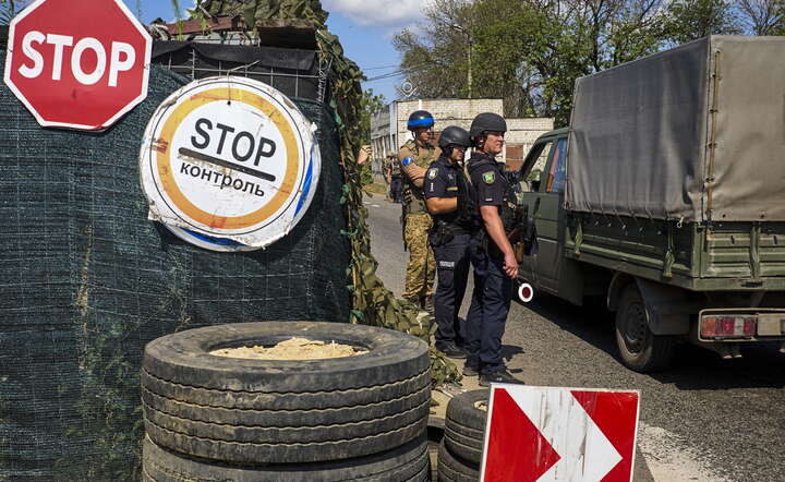 Ukraiński "checkpoint" w okolicach Charkowa / autor: PAP/EPA/SERGEY KOZLOV