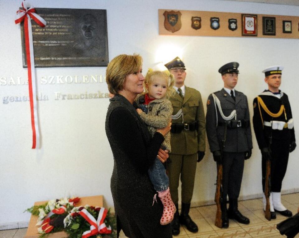 Lucyna Gągor odsłoniła tablicę poświęconą pamięci jej męża, fot. PAP
