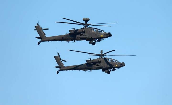 Śmigłowce AH-64 Apache na defiladzie Wojska Polskiego, 15 sierpnia 2023 r. / autor: Fratria / KK