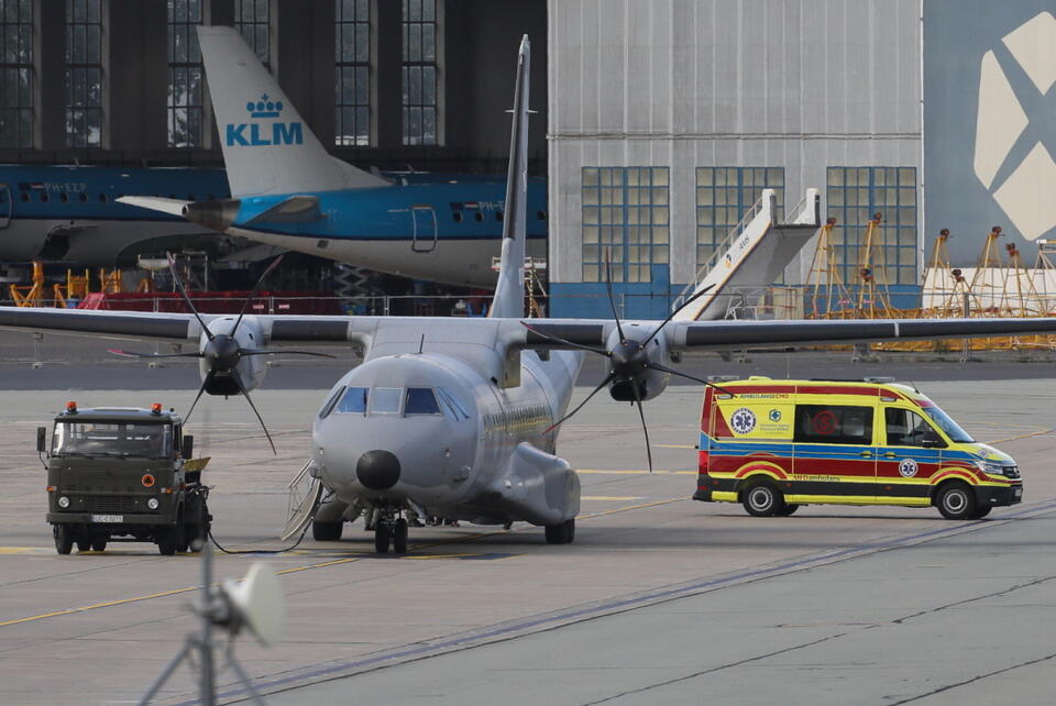 Samolot transportowy Wojska Polskiego CASA C-295 z osobami poszkodowanymi w wypadku polskiego autokaru w Chorwacji na pokładzie. / autor: PAP/Paweł Supernak