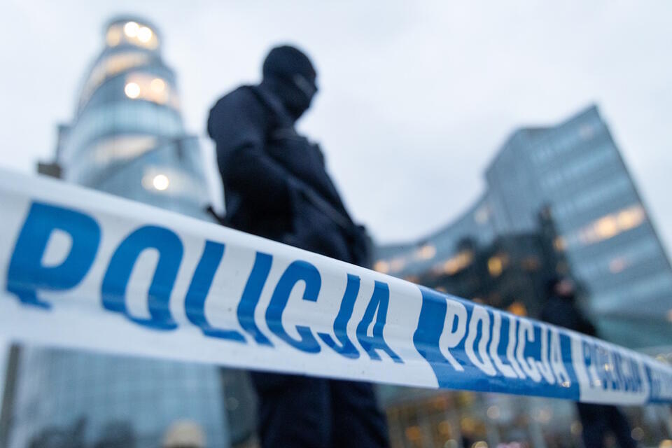 Police in front of TVP headquarters / autor: wPolityce.pl