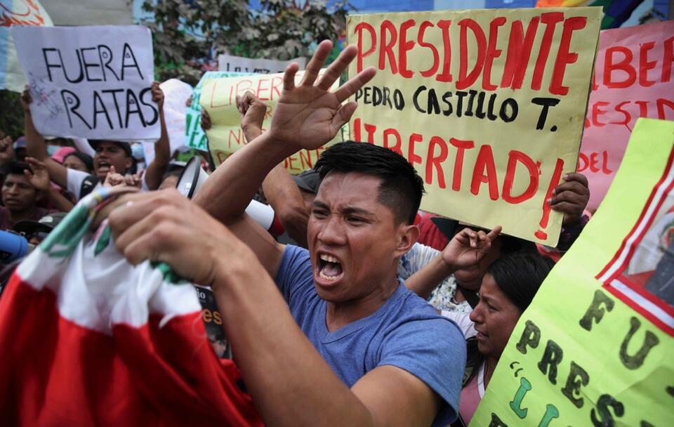 Protesty w Peru po odwołaniu prezydenta Pedro Castillo / autor: PAP/EPA/Paolo Aguilar