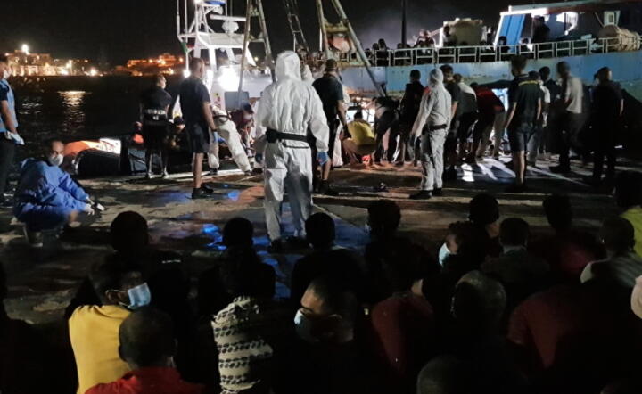 Rozbitkowie na Lampedusie. Pomocy migrantom udzieliły jednostki Straży Przybrzeżnej i Gwardii Finansowej / autor: PAP/EPA/ELIO DESIDERIO