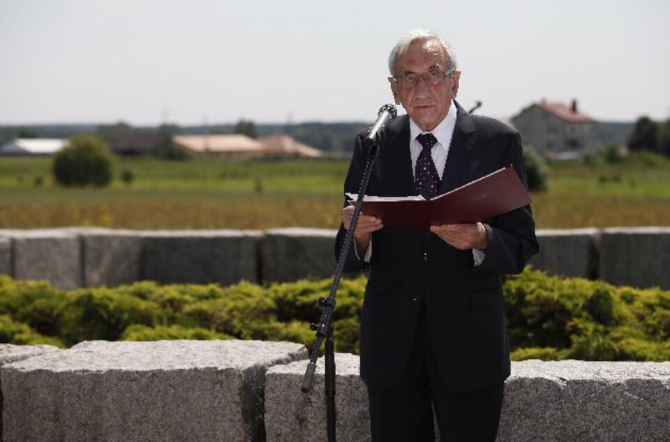 Tadeusz Mazowiecki czyta list od prezydenta RP, Jedwabne, 10 lipca 2011 r., PAP