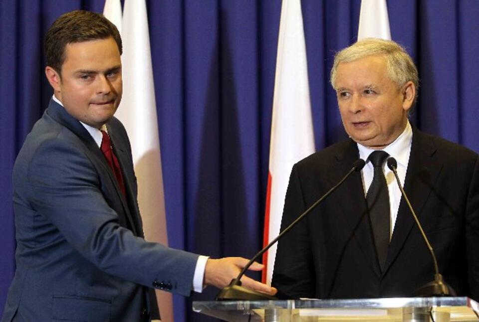 Prezes PiS Jarosław Kaczyński (P) i rzecznik prasowy partii Adam Hofman (L) podczas konferencji prasowej w siedzibie Prawa i Sprawiedliwości. Fot. PAP