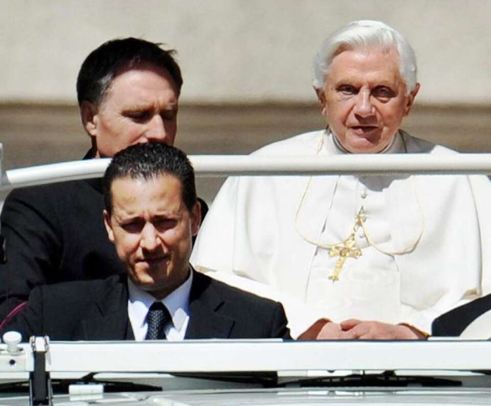 Paolo Gabriele - siedzi z przodu, fot. PAP/EPA