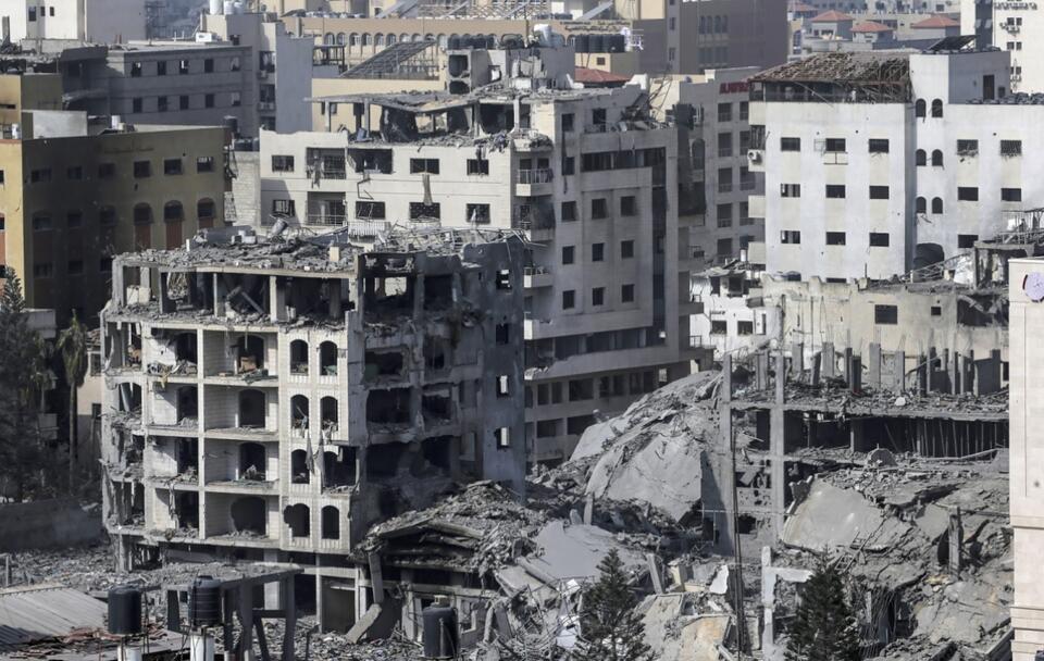 Budynki zniszczone w ostrzale przeprowadzonym przez izraelskie lotnictwo / autor: PAP/EPA/MOHAMMED SABER