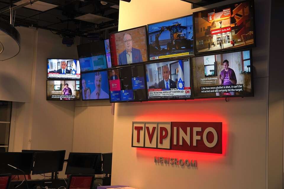 Kilkanaście dni temu, 20 grudnia 2025 roku, miała miejsce druga rocznica bezprawnego i brutalnego przejęcia mediów publicznych przez ekipę Donalda Tuska. / autor: Fratria