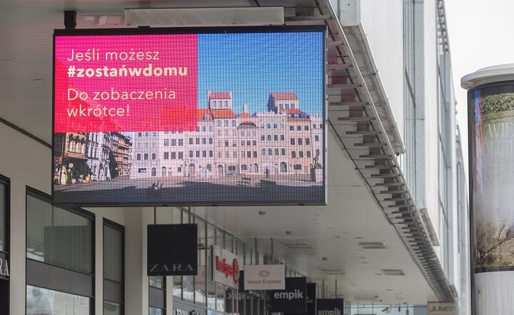 Ogłoszenie przy witrynach sklepów w centrum Warszawy / autor: fot. Andrzej Wiktor