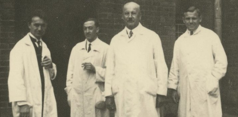 Edmund (pierwszy z prawej) z kolegami lekarzami / autor: domjp2.pl