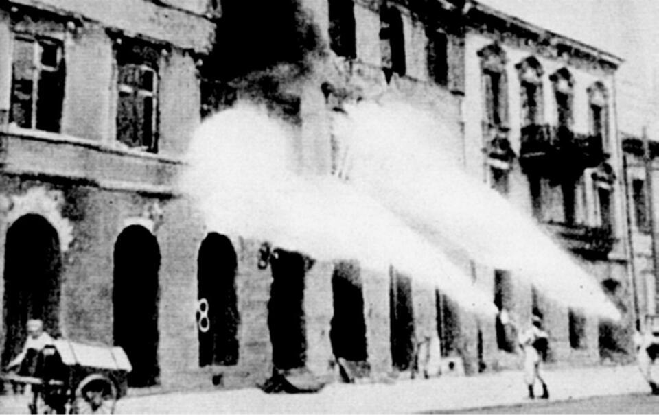 Niemieckie Brandkommando podpalające kamienicę na ulicy Leszno w Warszawie / autor: commons.wikimedia.org