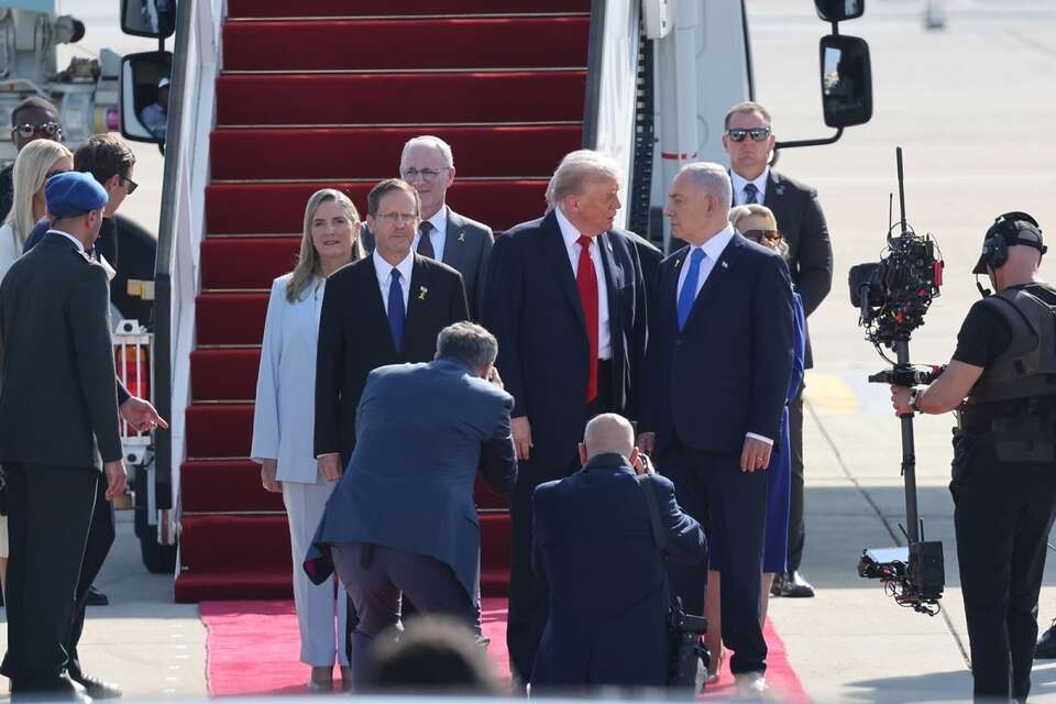 Prezydent USA Donald Trump w Tel Awiwie, witany przez premiera Izraela Benjamina Netanjahu i prezydenta Icchaka Hercoga / autor: PAP/EPA