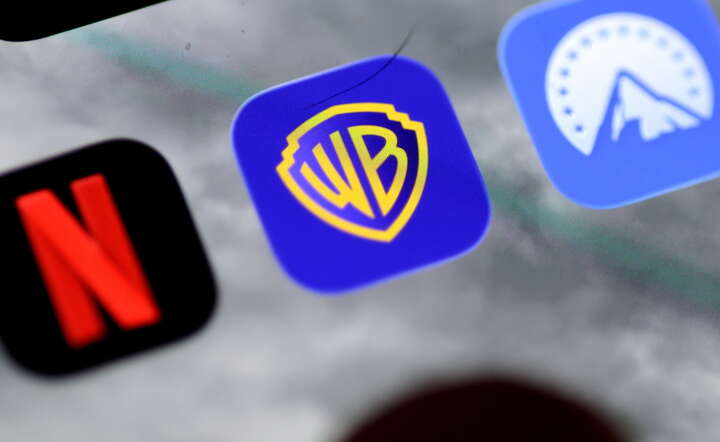 Aplikacje (od lewej) Netflix, Warner Bros. Discovery i Paramount na ekranie smartfona / autor: PAP/EPA/HANNIBAL HANSCHKE 