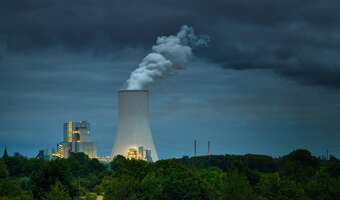 Ropa i gaz trzymają się mocno, renesans atomu