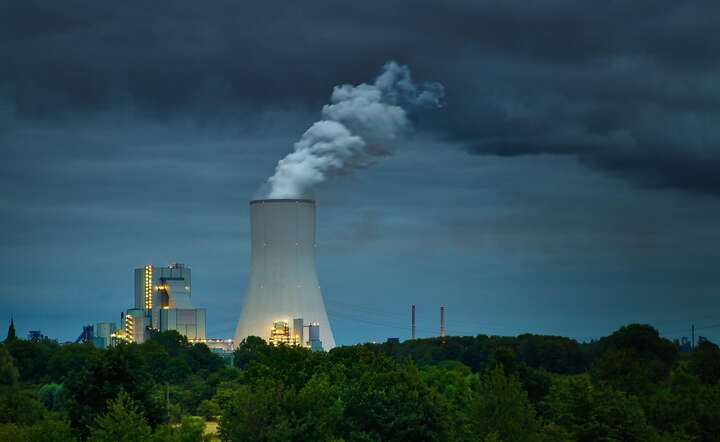 Ropa i gaz trzymają się mocno, renesans atomu