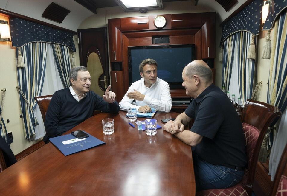 Mario Draghi, Emmanuel Macron i Olaf Scholz w drodze do Kijowa / autor: AP/EPA/Filippo Attili HANDOUT