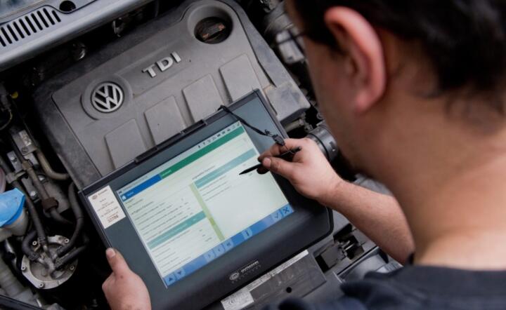Testowanie komputerem diagnostycznym silnika Diesla produkcji Volkswagena, fot. PAP/ EPA / JULIAN STRATENSCHULTE 