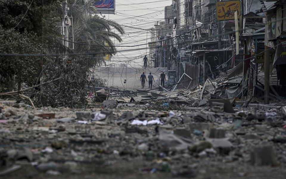 Po bombardowaniu w północnej Gazie / autor: PAP/EPA/MOHAMMED SABER