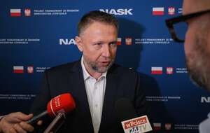 Marcin Kierwiński podczas wypowiedzi dla mediów po inauguracji cyklu szkoleń dla funkcjonariuszy służb mundurowych w budynku Transportowego Dozoru Technicznego w Warszawie / autor: PAP/Paweł Supernak