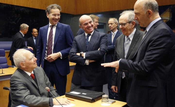 Ministrowie finansów krajów strefy euro na spotkaniu w Brukseli: siedzi Wolfgang Schauble, MF Niemiec, stoi obok szef finansów Holandii Jeroen Dijsselbloem / autor: PAP/EPA/JULIEN WARNAND