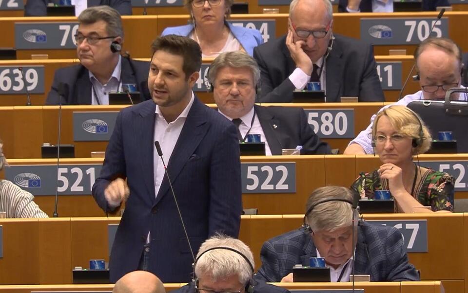 Patryk Jaki podczas wystąpienia w PE / autor: screenshot: europarl.europa.eu